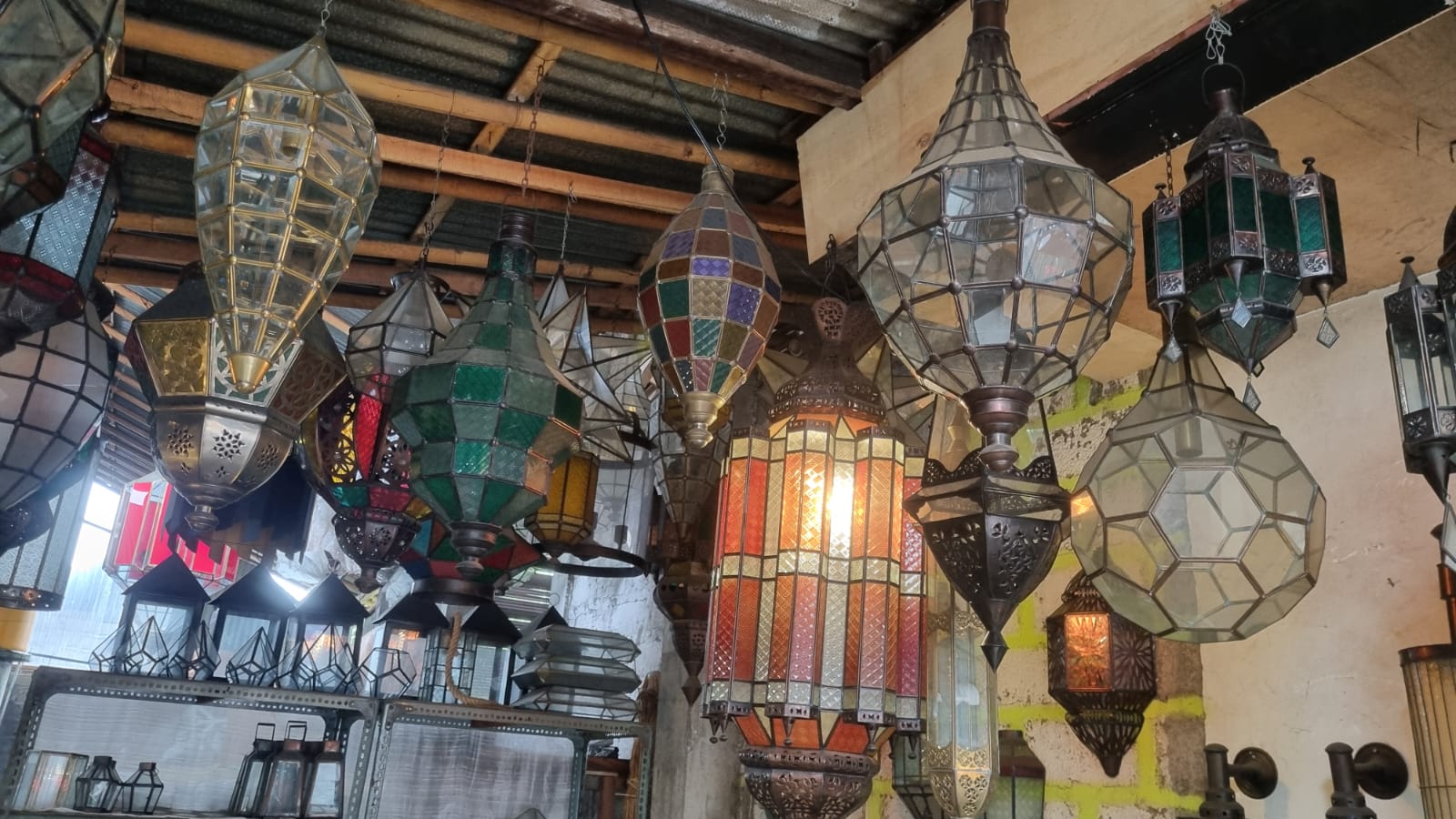 Koleksi lampu di showroom